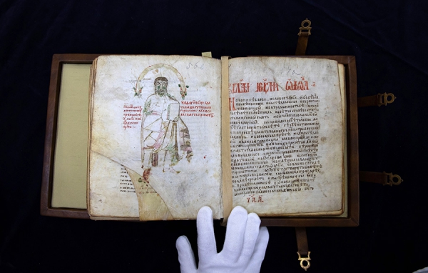 Отреставрированное Евангелие XI века представили в РГБ